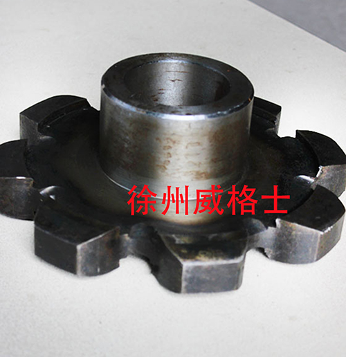 The feeding chain wheel of the Dynapac paver is sh