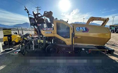 Remanufacturing used Caterpillar AP555 roller