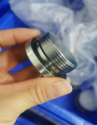 Milling machine milling hub and antifreeze plug Pa