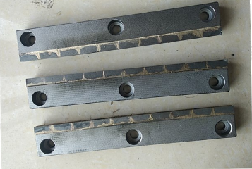 Milling machine rear door scraper (middle) part nu