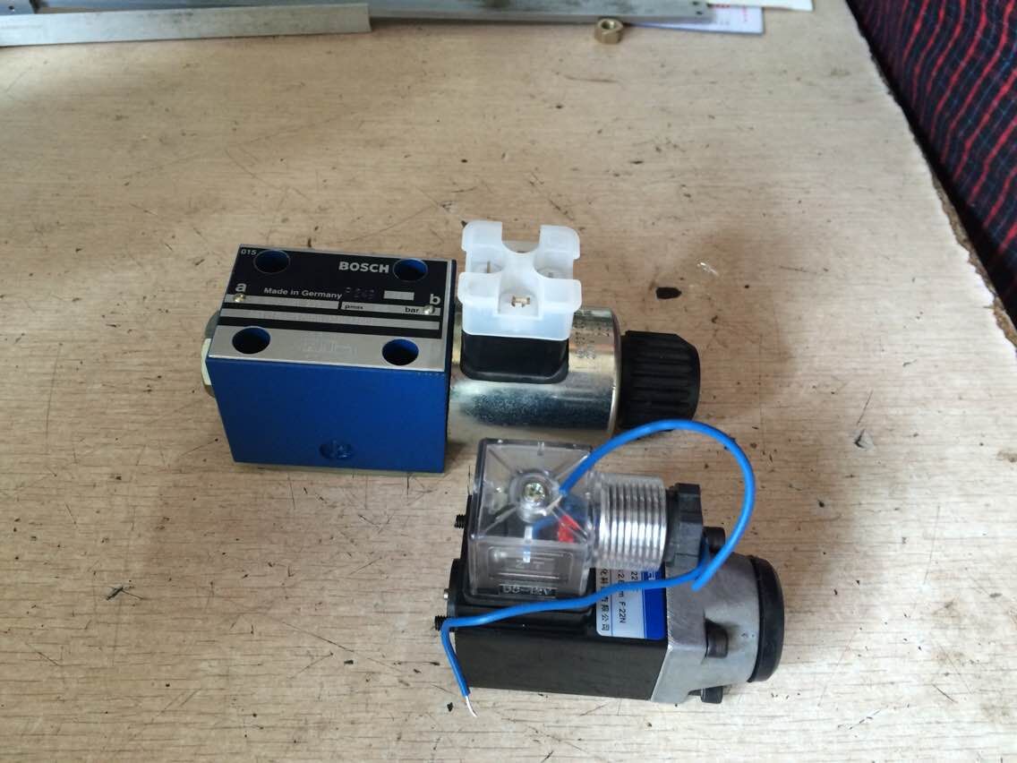 paver Abg6820 Paver Leveling Cylinder 80704372 Sol
