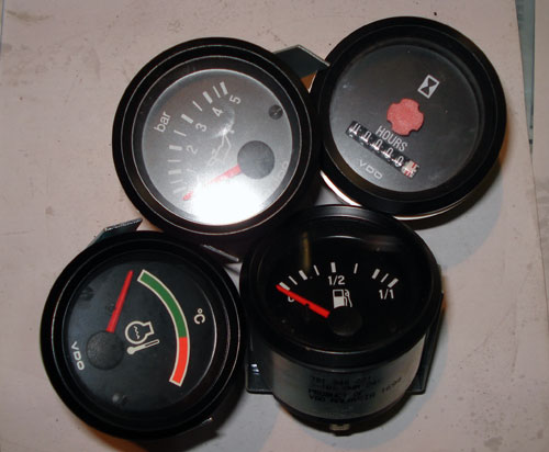 Paver oil pressure gauge A2C5334835