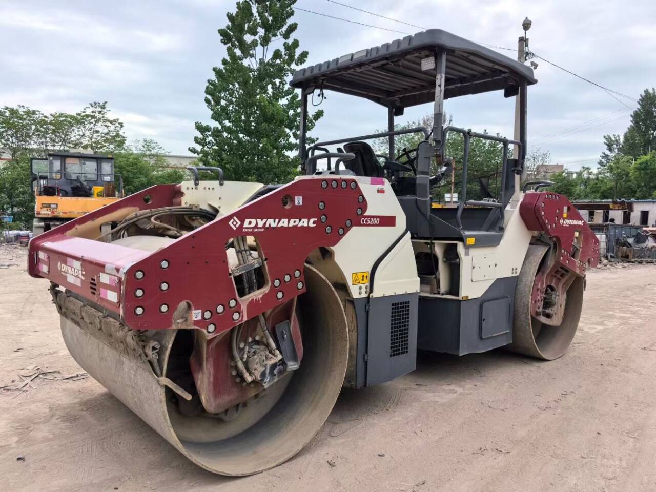 One second-hand Dynapac 6200 double steel wheel