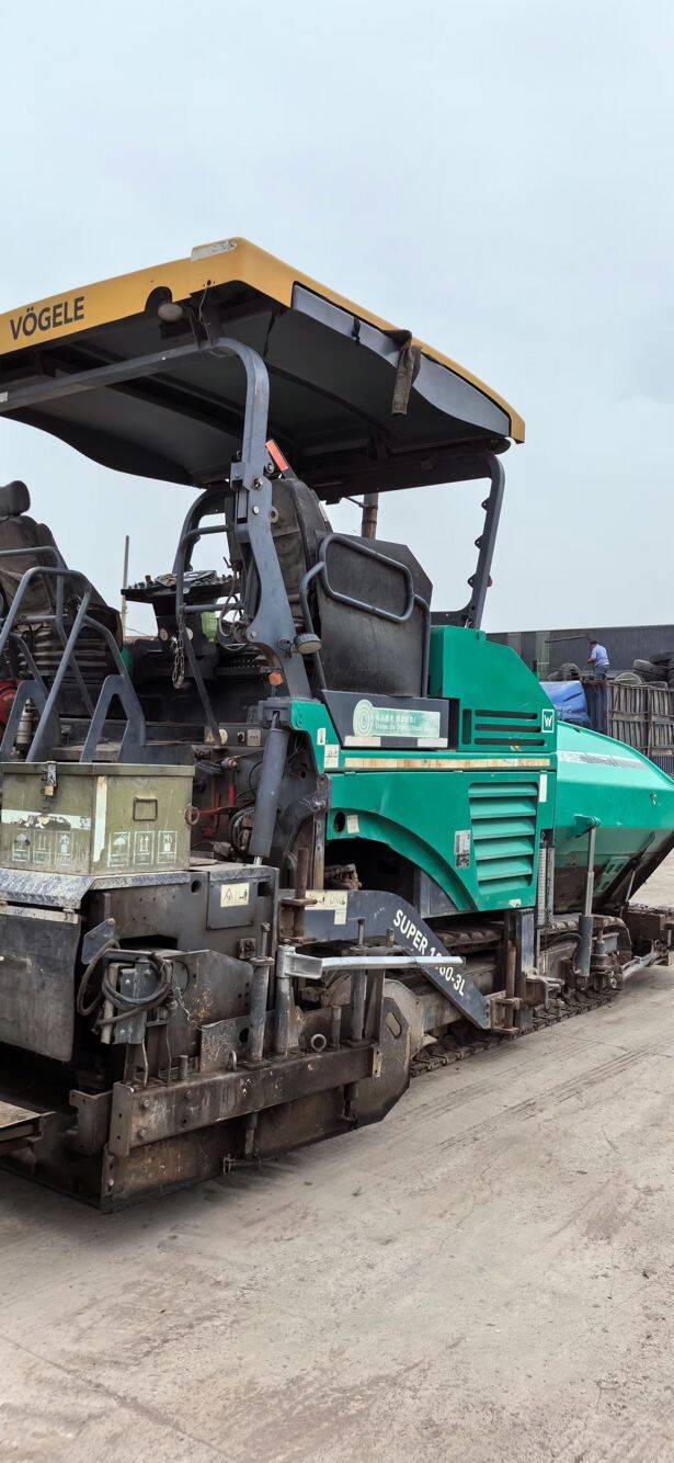One second-hand XCMG 903 telescopic board paver in