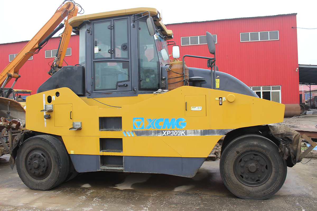 For sale: Second-hand XCMG xp303k rubber-tired rol