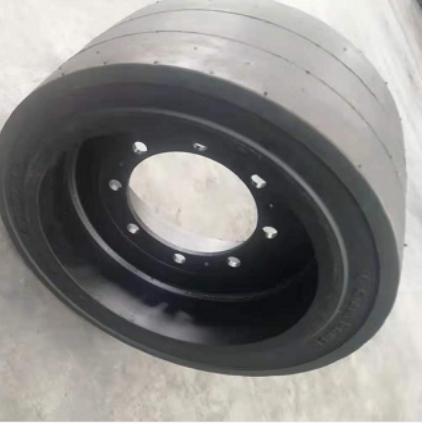 Rear wheel tires of the pavement milling machine 2