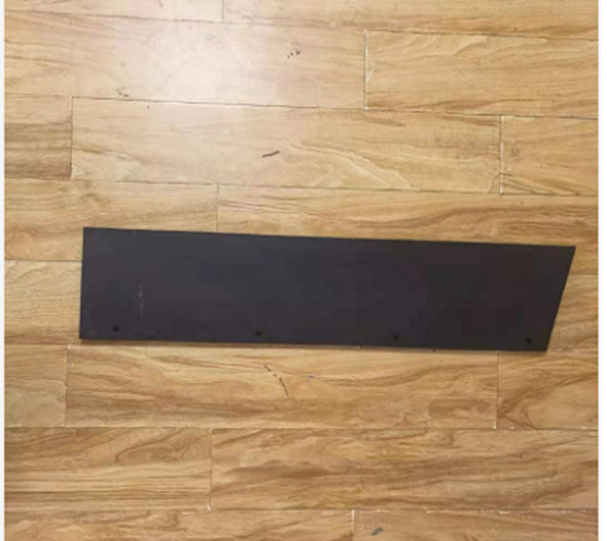 Rubber retaining plate for the material hopper of 